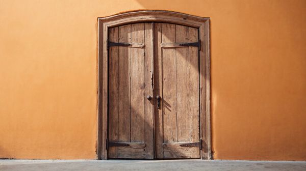 10 astuces incontournables pour isoler une ancienne porte en bois