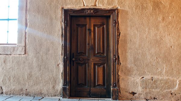 10 astuces incontournables pour isoler une ancienne porte en bois