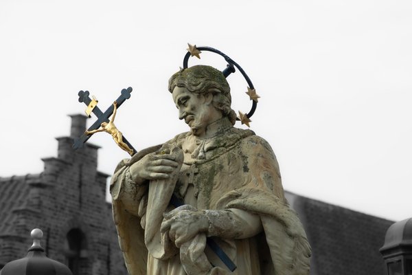 Saints de l'Église catholique comme guides spirituels : une tradition millénaire qui inspire